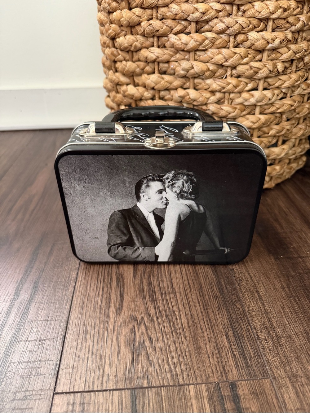 1998 The Wetheimer Collection Vandor Elvis Presley Hound Dog Tin Lunch Box7.25"
